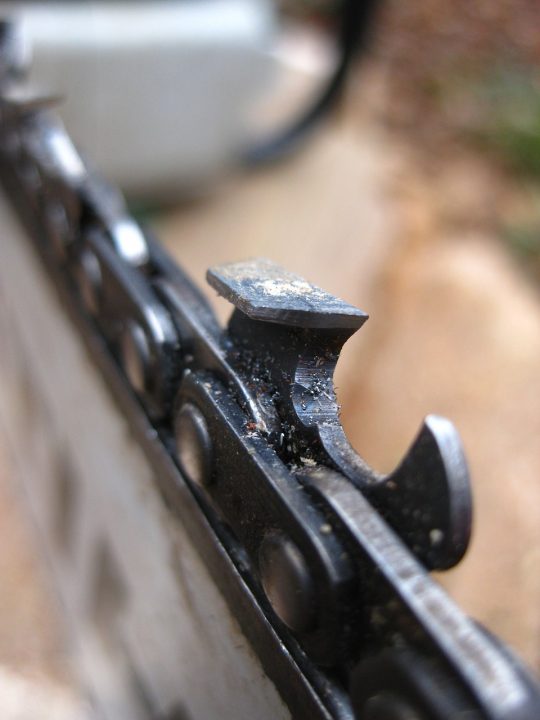 Chainsaw Chain Keeps Coming Loose? Causes & Fixes GUIDE