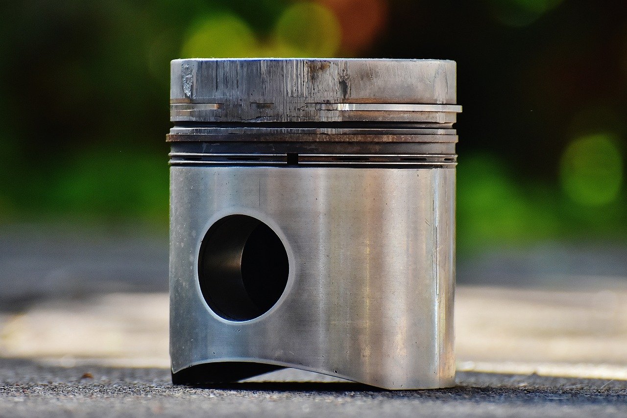 Chainsaw Piston Damage Causes & Repair Solutions