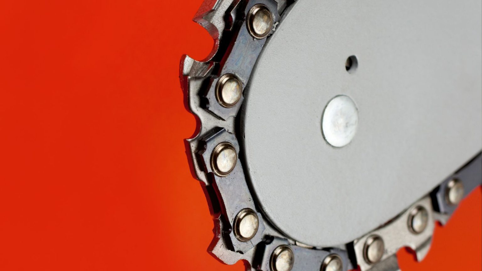 Which Way Does a Chainsaw Blade Go On? Chainsaw Chain and Blade